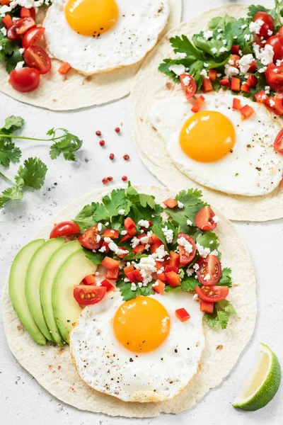 Flatbread Avocado Egg Mexican Salsa Vertical Closeup View — Stock Photo, Image