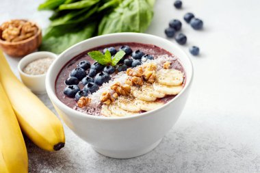 Acai smoothie kase, superfood vegan kahvaltı. Berry meyve yüzlü Topingler ile beyaz kase. Metin için yer kopyalayın