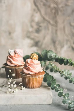 Buttercream mermer Yönetim Kurulu ile cupcakes