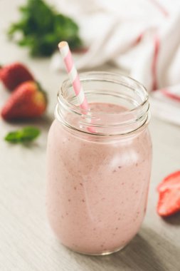 Çilek Protein Smoothie şişe
