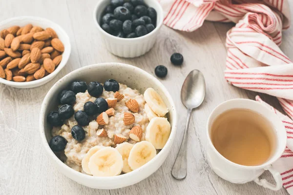 건강 한 맛 있는 아침 식사 오트밀 죽 녹차 — 스톡 사진