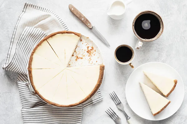 Klasik New York Cheesecake ve kahve, üstten görünüm — Stok fotoğraf