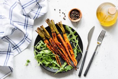 Kavrulmuş havuç ve taze yeşil vejetaryen salata