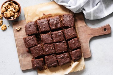 Çikolatalı brownie kareler üzerinde kesme tahtası, üstten görünüm