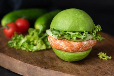 Havuçlu mercimek pattie ahşap üzerine avokado vejetaryen burger. Closeup görünümü, seçici odak