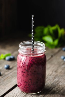 Taze blueberry smoothie kavanoz içinde