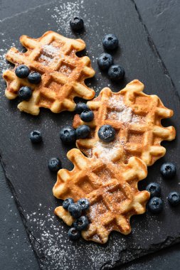 Slate üzerinde yaban mersini ile Belçika Waffle servis