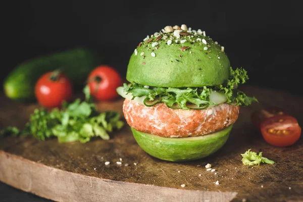 Veganer Avocado-Burger mit Linsenpattie — Stockfoto