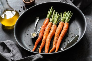 Havuç yemek. Taze havuç bir tava pişirme için hazır