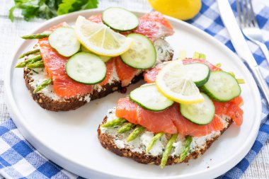 Somon, kuşkonmaz, salatalık ve krem peynirli tost
