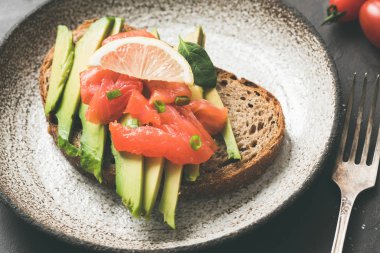 Avokado ve füme somon ile tost