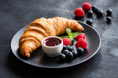 Kruvasan taze çilek ve siyah plaka reçel ile