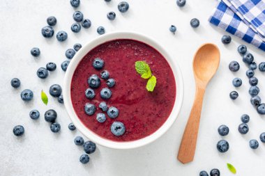 Acai smoothie kase beyaz arka planda, üstten görünüm