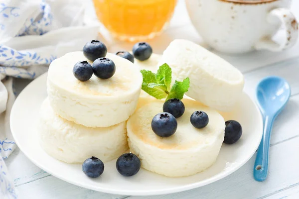Syrniki, sirniki or cottage cheese pancakes on white plate — Stock Photo, Image