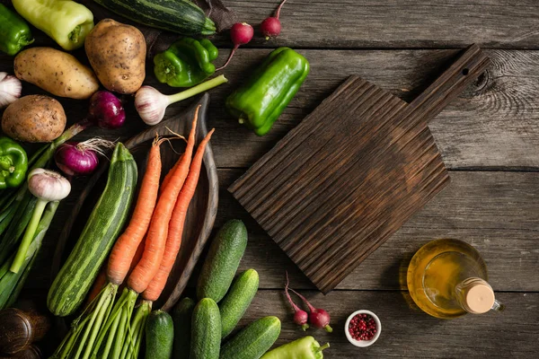 Legumes orgânicos frescos sobre fundo de madeira. Cozinhar saudável — Fotografia de Stock