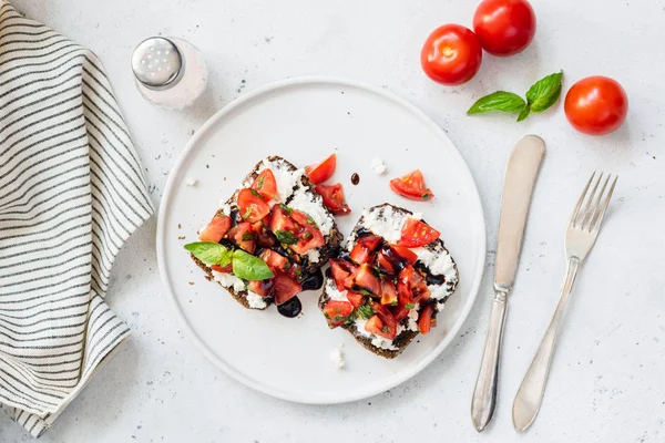 Tostadas de centeno con queso feta, tomates cherry y salsa balsámica — Foto de Stock