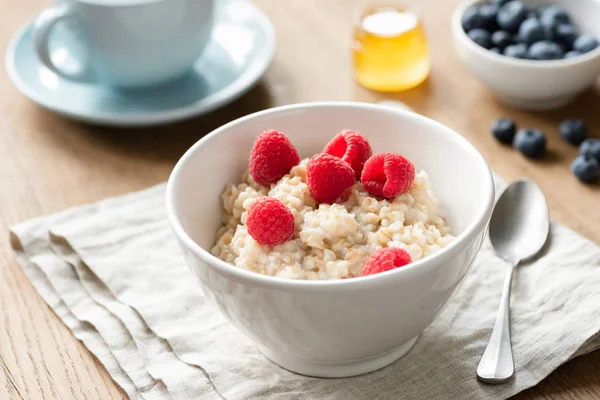 Здоровый завтрак овсяная каша миска с ягодами мед — стоковое фото