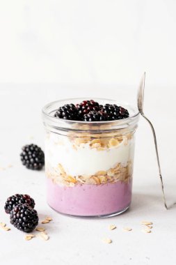 Yulaf ve böğürtlen yoğurt parfe