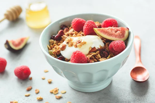 Egészséges reggeli vagy Snack Granola, joghurt, málna, füge — Stock Fotó