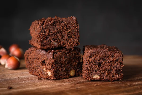 Chocolate brownie quadrados com nozes — Fotografia de Stock