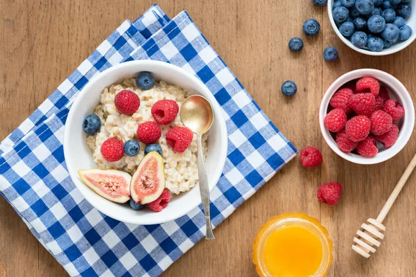 蜂蜜の果実フルーツ朝食オートミールのお粥 — ストック写真