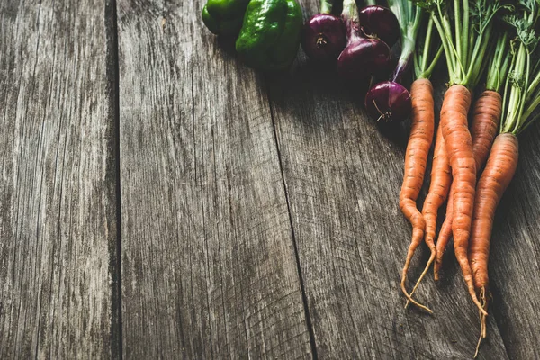 木木板上的新鲜蔬菜 老木桌上的胡萝卜 黄瓜和紫葱 农民市场 生物有机根菜的选育 — 图库照片