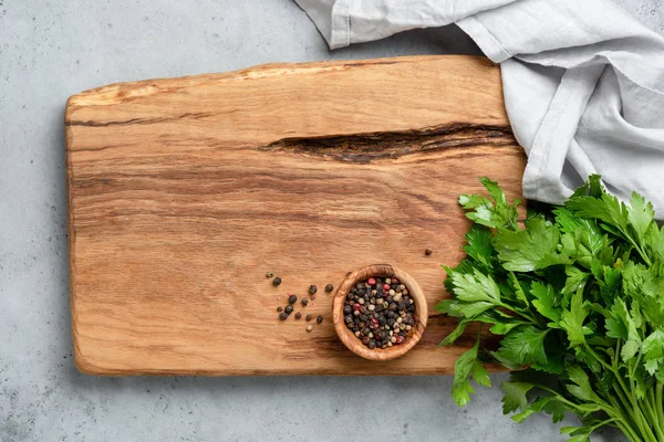 木製のまな板、新鮮なハーブやスパイス料理 — ストック写真