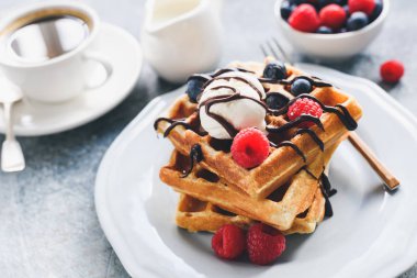 Meyveler, dondurma ve çikolata sosu ile Belçika Waffle