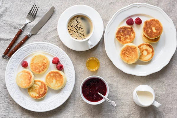 Сніданок таблиці сиром млинці, кава, крем, мед і варення — стокове фото