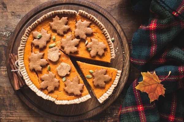 Tarte à la citrouille sur fond en bois. Jour de Thanksgiving — Photo