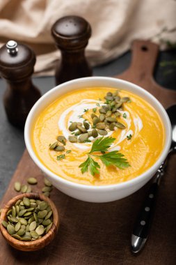 Kase krem, balkabağı tohumları ile kabak kremalı çorba