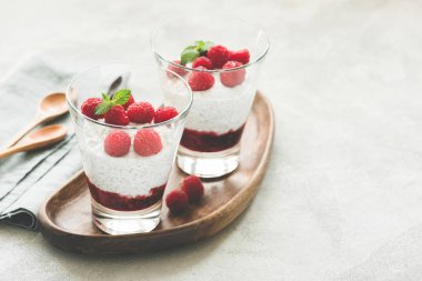 Chia puding ahududu bir cam ile