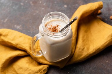 Muz protein güler yüzlü veya tarçın ile tepesinde milkshake