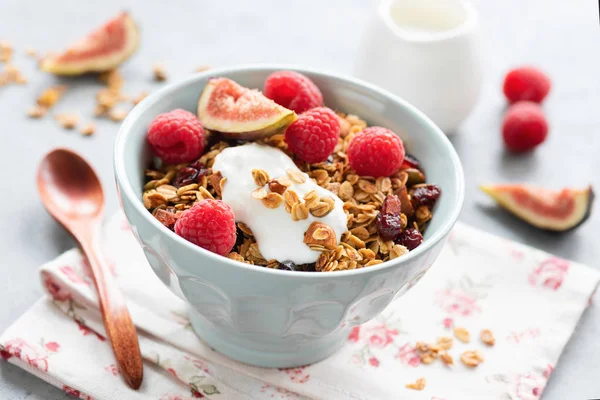 Granola crujiente casera, yogur griego y frutas en un tazón —  Fotos de Stock