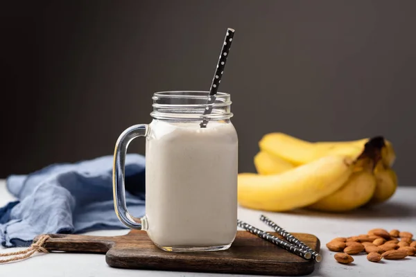 バナナ タンパク質スムージーやガラスを飲むミルクセーキ — ストック写真