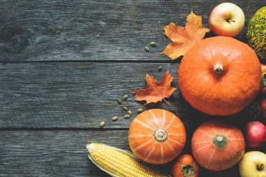 Sonbahar arka plan Pumpkins, düşmüş akçaağaç yaprağı, Mısır ile