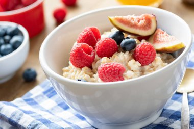 Yulaf lapası kase taze çilek ile