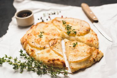 Pizza armut, peynir ve kekik ile