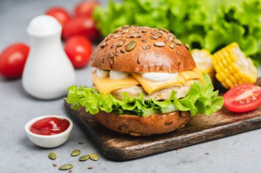 Tavuk çizburger ahşap hizmet yönetim kurulu