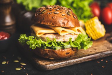 Tavuk çizburger üzerinde tam tahıl topuz