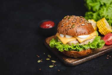 Koyu arka plan üzerinde klasik çizburger