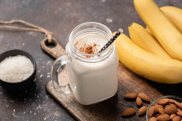 バナナ タンパク質スムージーやシナモン、ココナッツをミルクセーキ — ストック写真