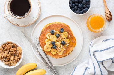 Bal ve yaban mersini ile lezzetli Breakfast krep Üstten Görünüm