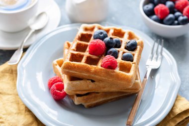 Taze çilek ile Belçika Waffle hizmet