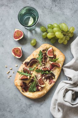 Gözleme pizza jambon, incir, roka ile