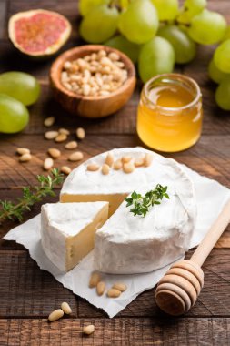 Brie veya camembert çam fıstığı, incir, bal ve yeşil üzüm ile