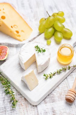 Camembert veya brie peyniri Beyaz ahşap hizmet yönetim kurulu