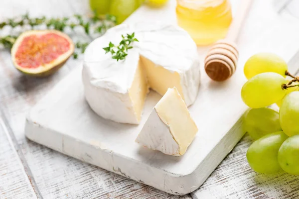 Камамбер або сир з виноградом, інжиром та медом — стокове фото