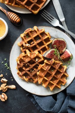 Belçika Waffle ve incir bir plaka üzerinde. Lezzetli breakfast waffle üstten görünüm