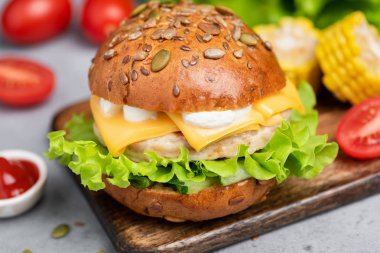 Tavuk burger peynir, salata ve sos ile